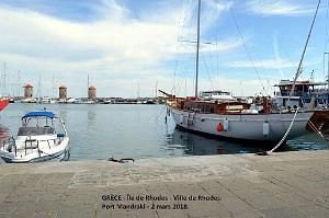 050- Rhodes ville et port d'honneur